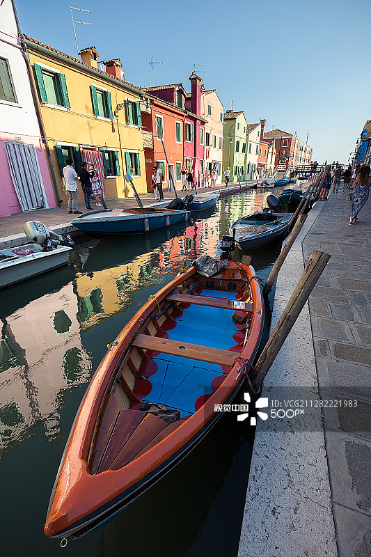 停泊在港口的船只的高角度视图图片素材