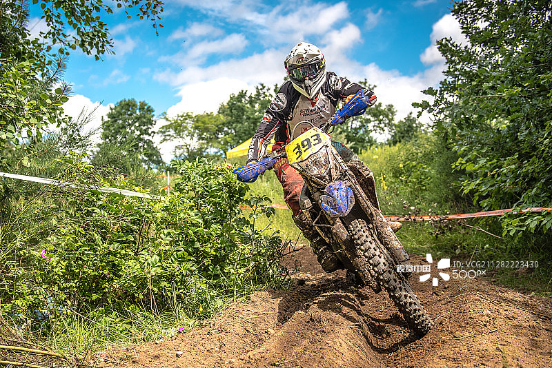 赛道上的摩托车越野赛车手图片素材