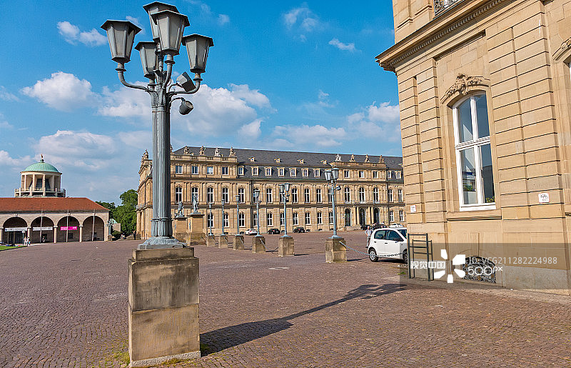 古老的城堡前的旧灯图片素材