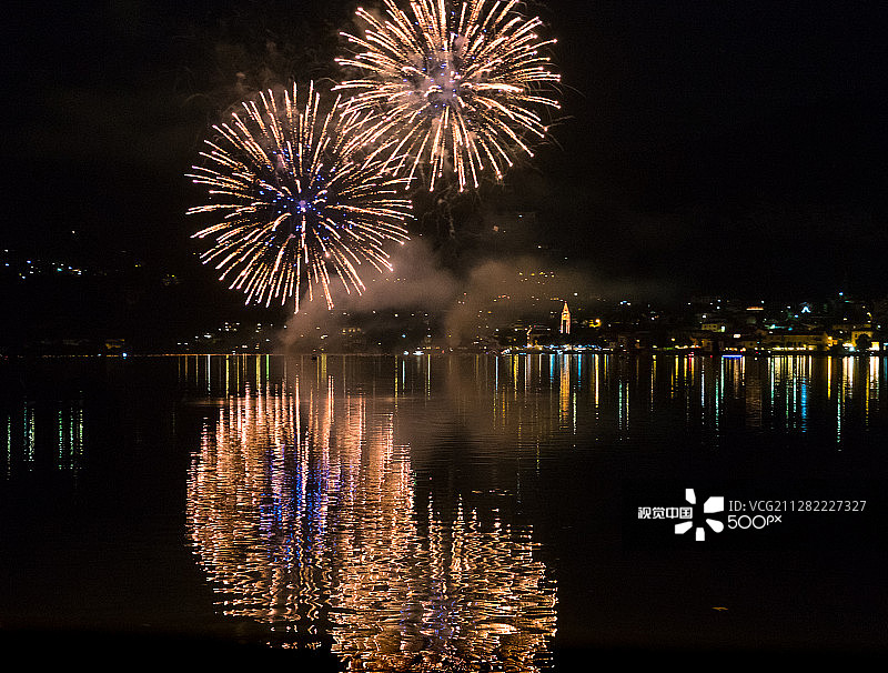 意大利普西亚诺湖上的烟花图片素材