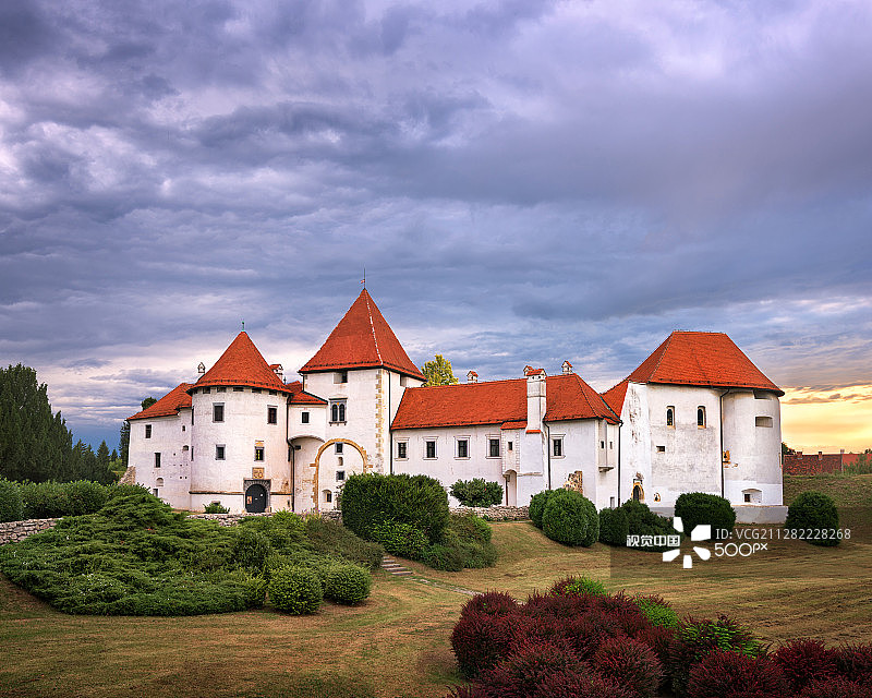傍晚的瓦拉日丁老城图片素材