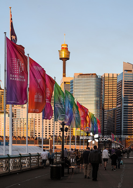 皮尔蒙特大桥上的旗帜图片素材