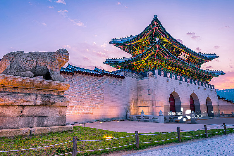 韩国首尔夜晚的景福宫图片素材