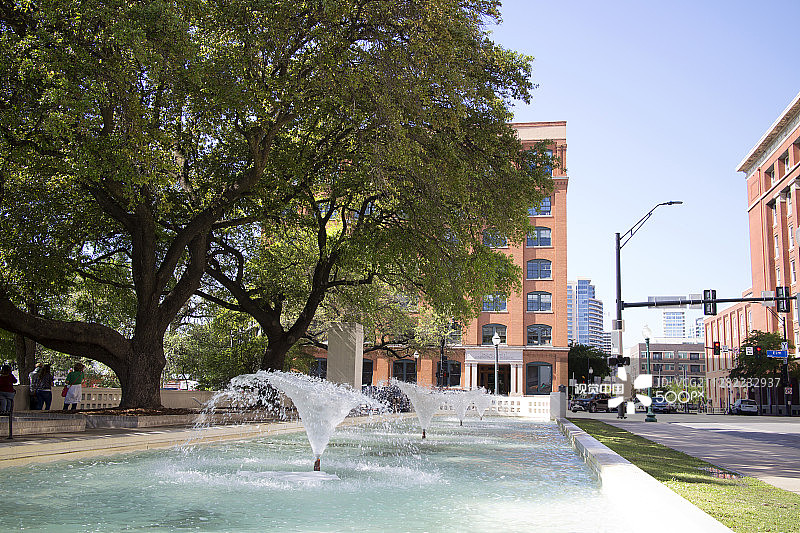 达拉斯市中心书库旁的喷泉图片素材