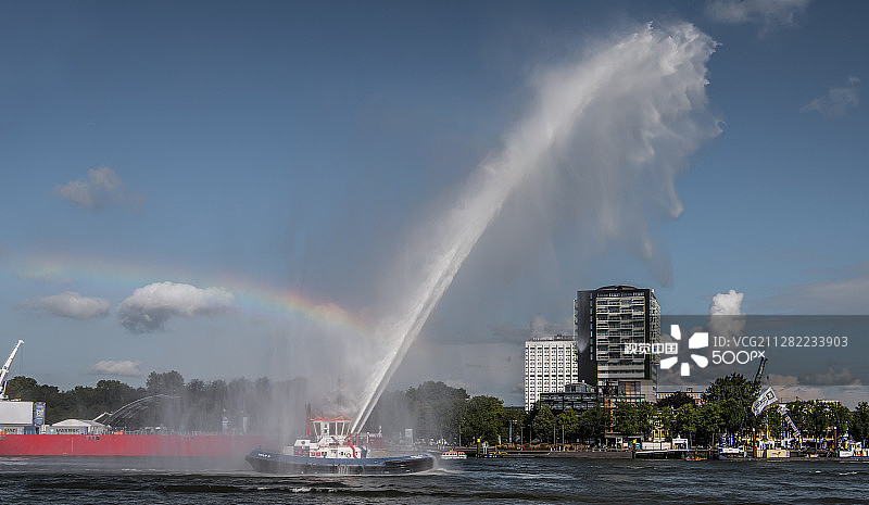 Fairplay XI号拖轮作业中图片素材