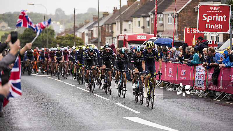 OVO能源英国巡回赛第三赛段，车队在斯坎索普博特斯福德的梅辛厄姆路上竞速图片素材