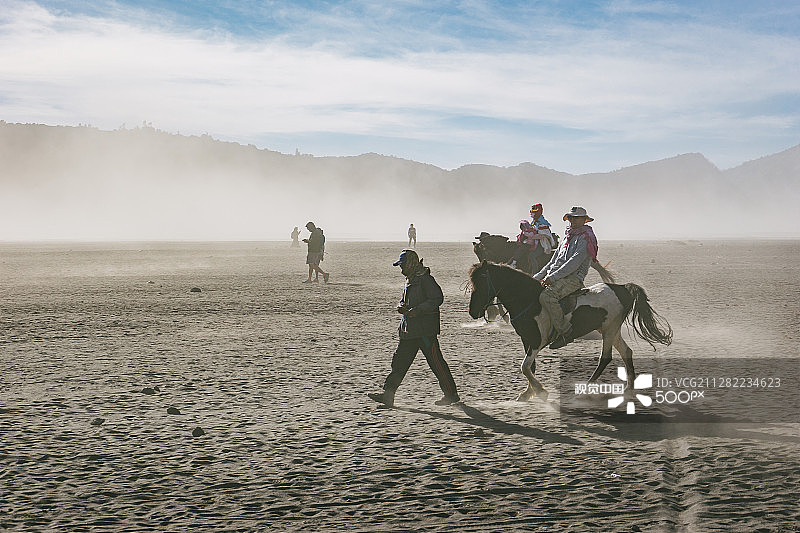 印度尼西亚东爪哇：游客骑马图片素材