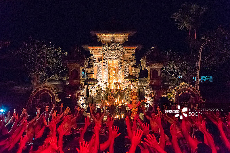 巴厘岛乌布卡加达兰淡寺的Kecak火焰和恍惚舞蹈，印度尼西亚图片素材