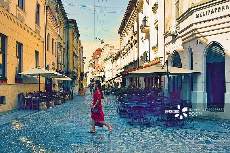 红衣女郎 - 乌克兰利沃夫图片素材