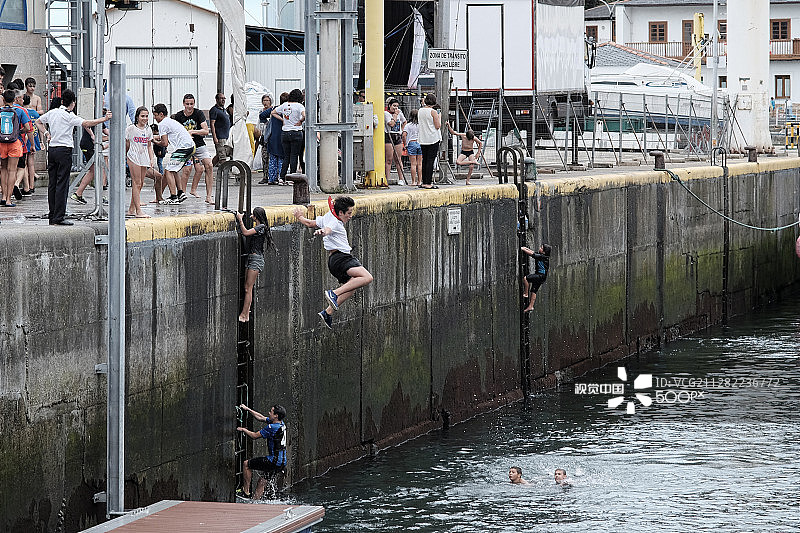 跳跃的加利西亚图片素材