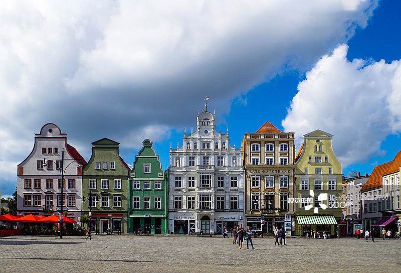 罗斯托克城市景观：彩色房屋图片素材