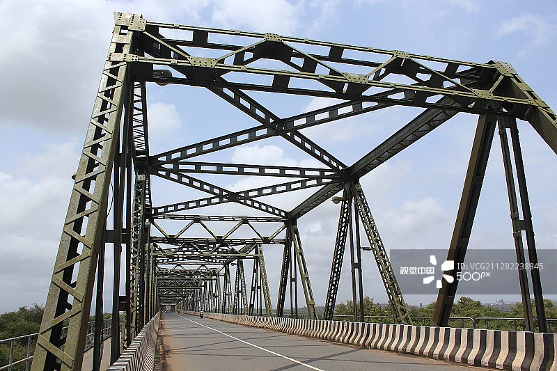 多云天空下的吊桥图片素材