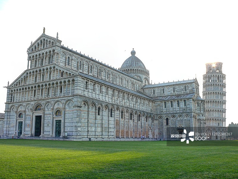 比萨大教堂和比萨斜塔图片素材