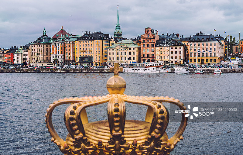 斯德哥尔摩船岛桥上的金色皇冠图片素材