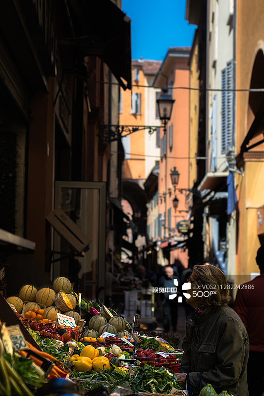 老妇人买水果图片素材