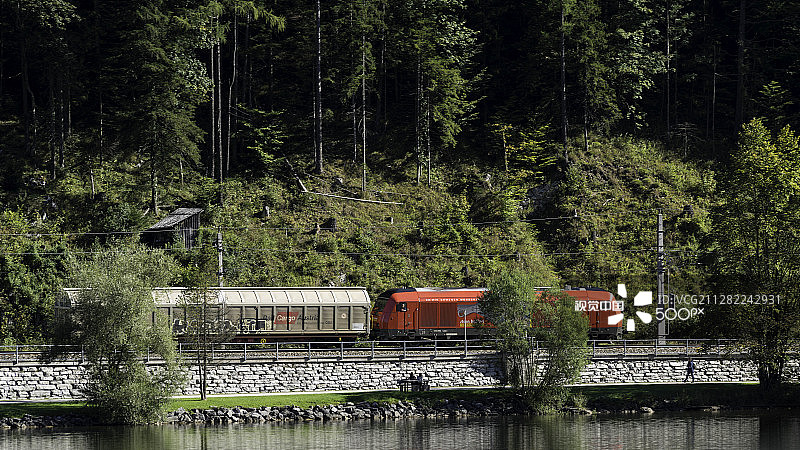 沿哈尔施塔特湖行驶的货运火车图片素材