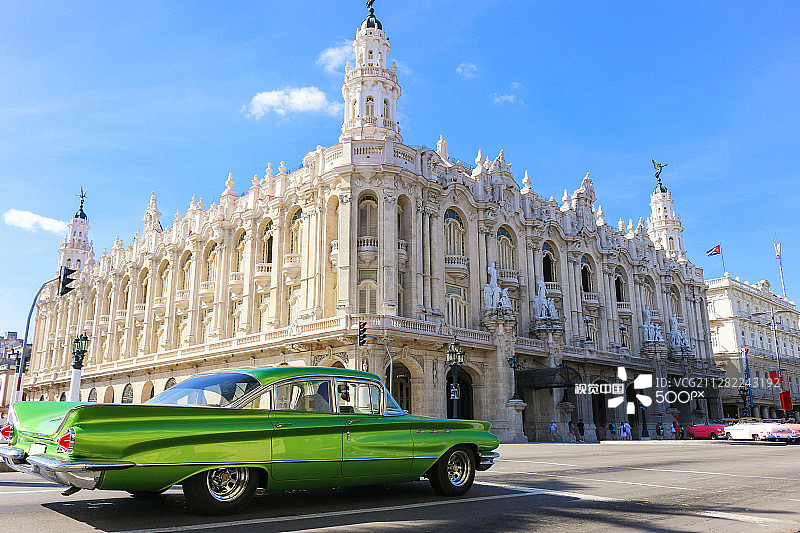 古巴哈瓦那大剧院附近十字路口的别克汽车图片素材