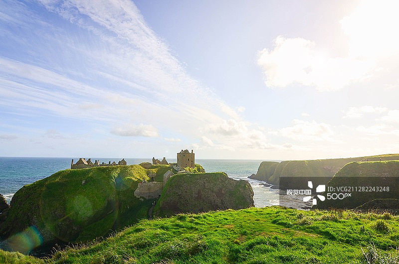 邓诺特城堡的海岸步行道图片素材
