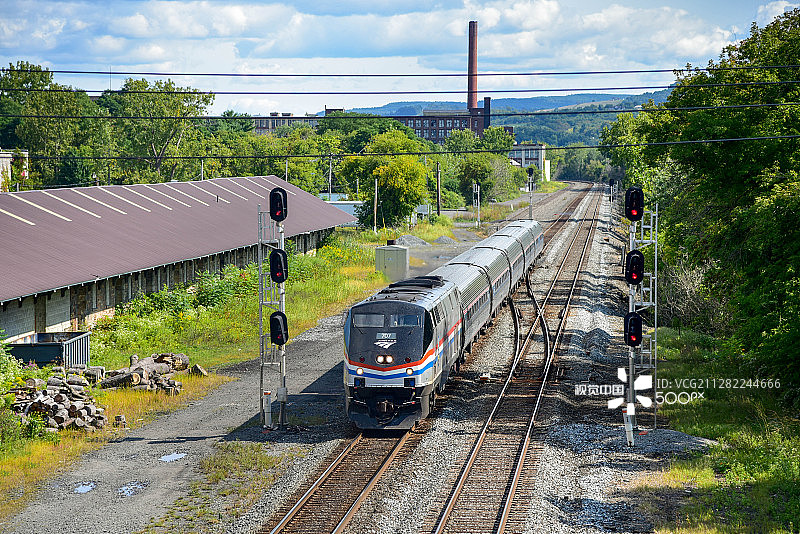 美国国铁列车驶过阿姆斯特丹的信号灯图片素材