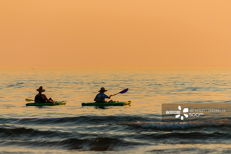 日落时分在密歇根湖上划皮划艇图片素材