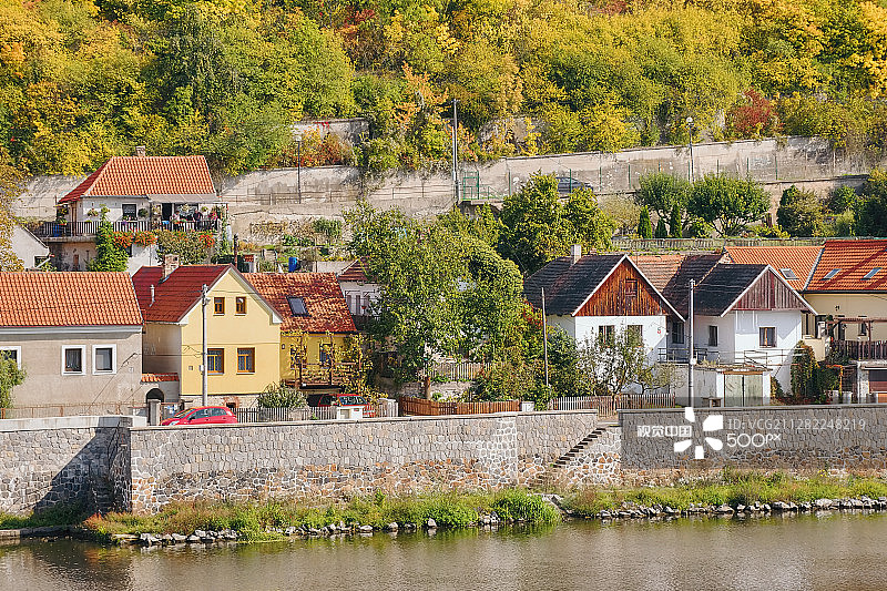 秋季捷克风景：拉贝河岸边的墙壁和房屋图片素材