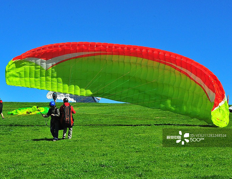 在托里松林滑翔伞基地玩滑翔伞图片素材