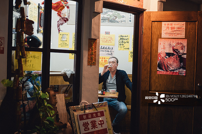 独自饮用图片素材