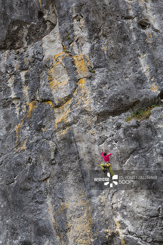 强壮女孩在自然环境中攀岩运动图片素材