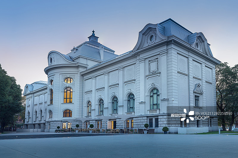 拉脱维亚国家艺术博物馆（里加，拉脱维亚，公园侧面景观）图片素材