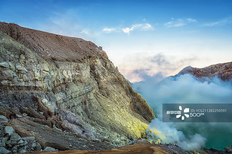 印度尼西亚卡瓦伊真火山地标，硫磺烟雾图片素材