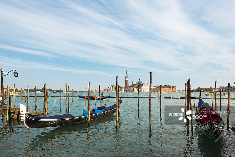 停靠在意大利威尼斯的贡多拉图片素材