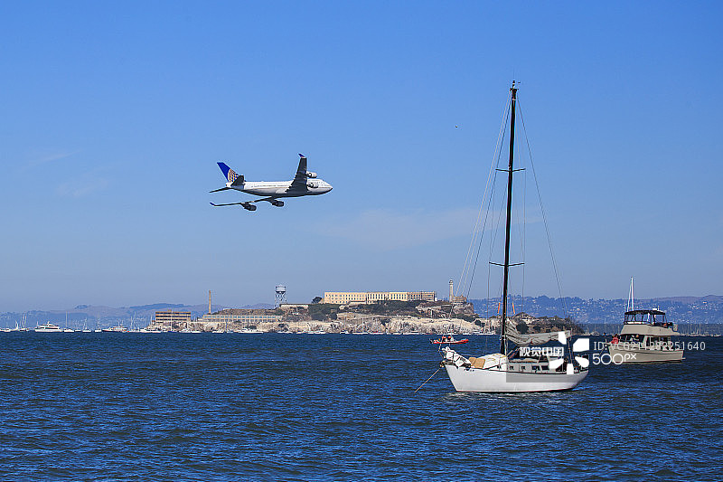 波音747滑过恶魔岛图片素材