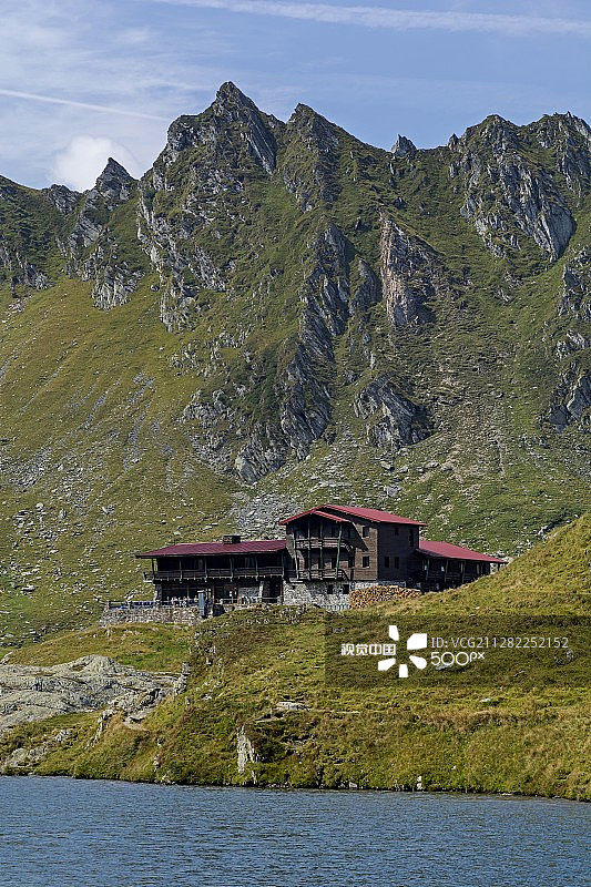 山顶下的木制小屋图片素材
