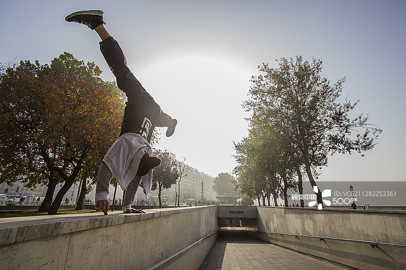 雾气中的倒立图片素材