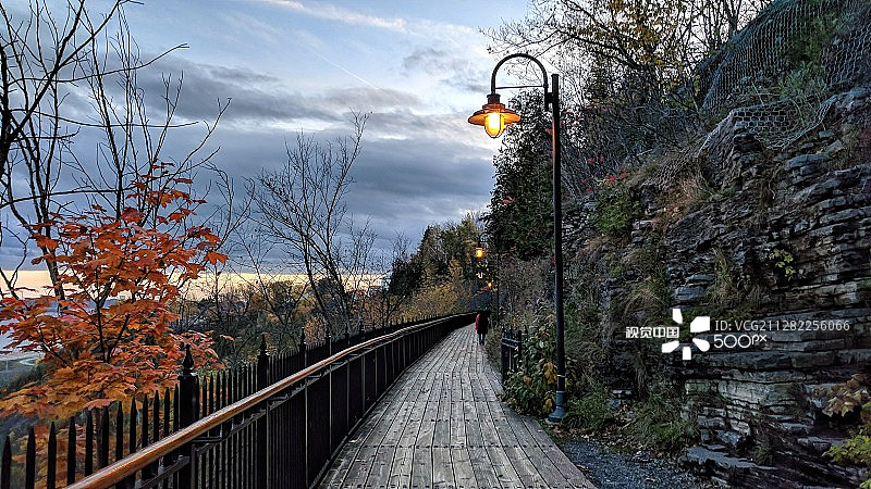 蒙莫朗西瀑布附近的桥梁图片素材