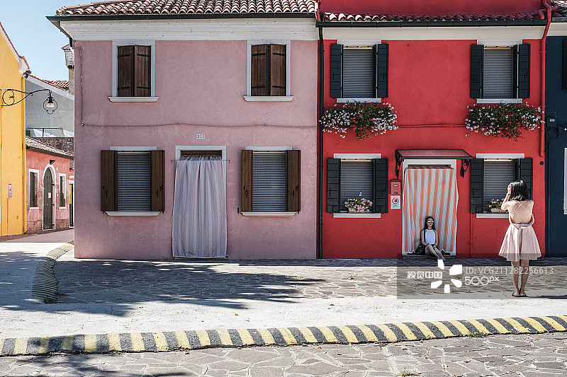 站在建筑物旁边的女人图片素材