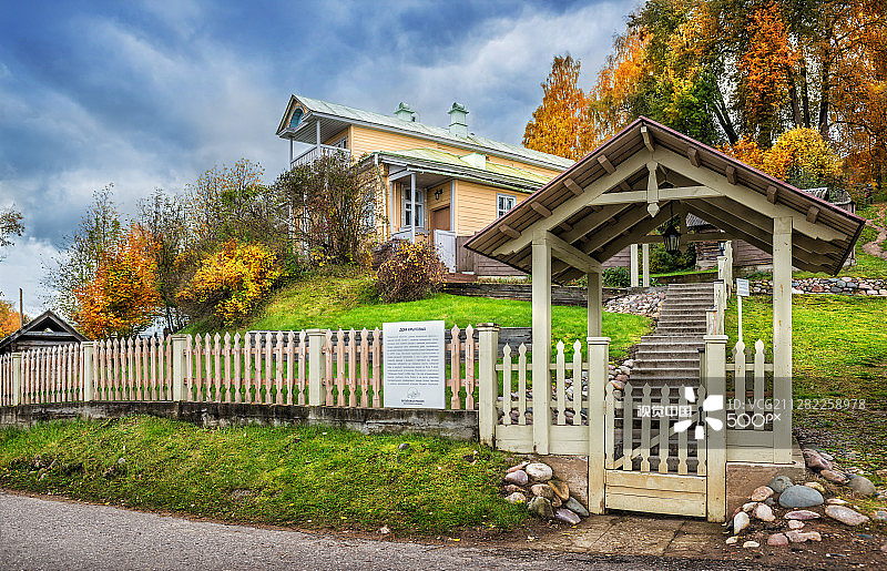带有阁楼的克雷洛夫房屋图片素材