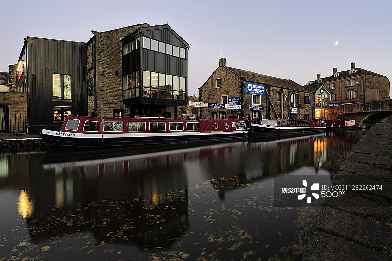 秋季利兹到利物浦运河上的窄船图片素材
