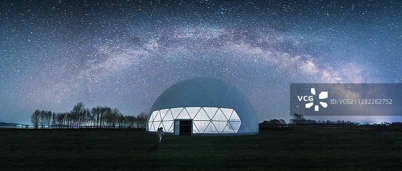 未来已来--银河拱桥下的宇航员图片素材
