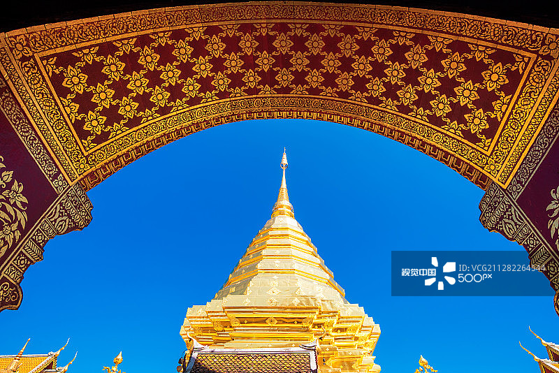 清迈蓝天下的素贴寺图片素材