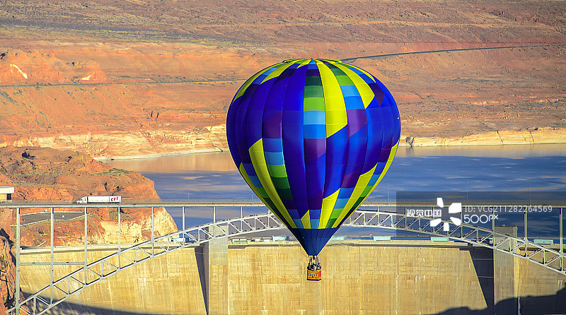 以鲍威尔湖为背景的热气球图片素材