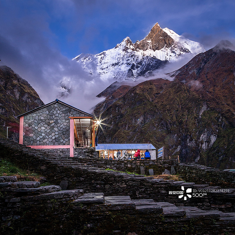 雪山下的小屋图片素材