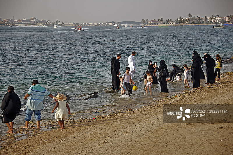 沙特阿拉伯吉达红海边的沙特家庭图片素材