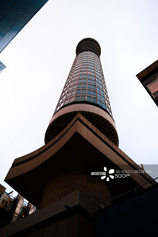 明亮天空下的英国电信塔图片素材