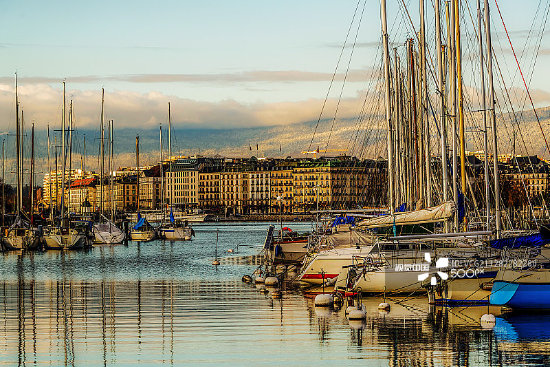日出时分的日内瓦港图片素材