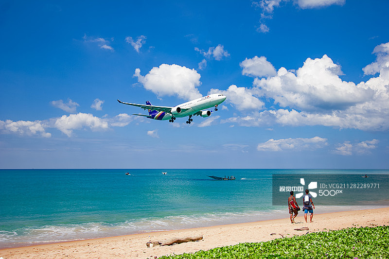 泰国航空客机降落在普吉国际机场图片素材