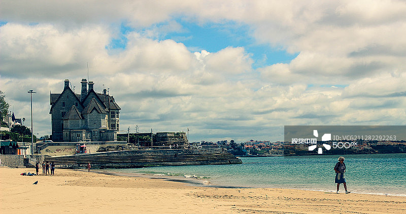 女士在卡斯卡伊斯海滩上散步图片素材