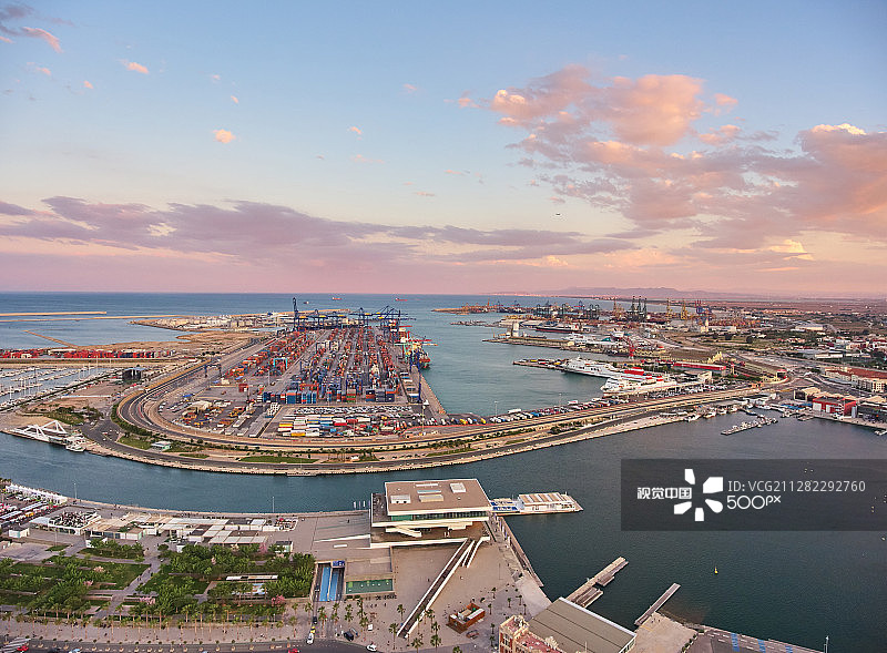 空中俯瞰西班牙瓦伦西亚港日落景色图片素材