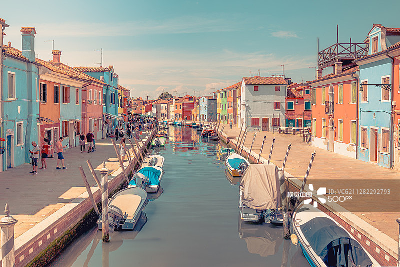 城市建筑中的河流高角度景观图片素材