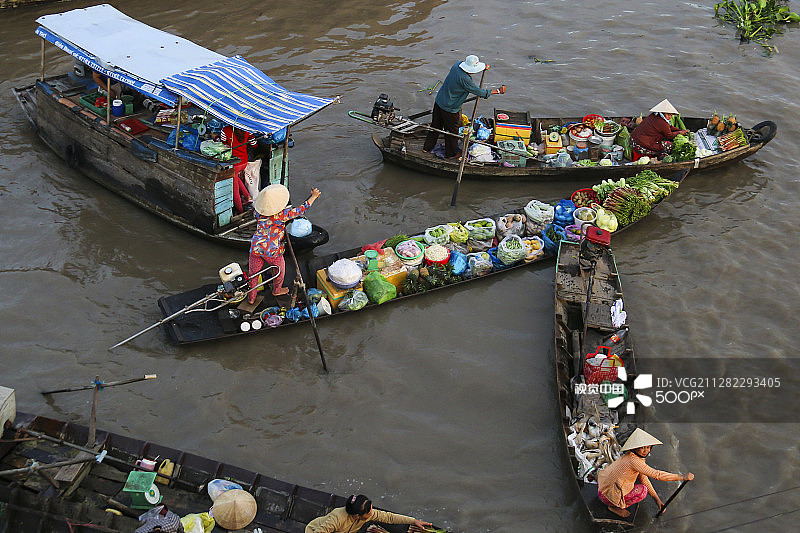 在水上市场划船的商贩图片素材